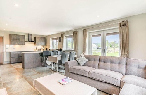 Blackburn House | Experience Mya Cottage: Family-Friendly Retreat with High Ratings