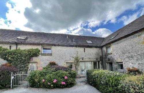 Crowdecote House | Guest Rated: Mycock Cottage with Cozy Fireplace & Child Friendly