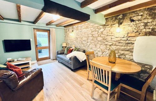 Crowdecote House | Guest Rated: Mycock Cottage with Cozy Fireplace & Child Friendly