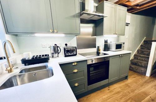 Crowdecote House | Guest Rated: Mycock Cottage with Cozy Fireplace & Child Friendly