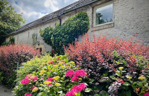 Crowdecote House | Guest Rated: Mycock Cottage with Cozy Fireplace & Child Friendly