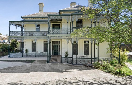 Geelong House | Discover Myers Manor: Family-Friendly Stay in Geelong CBD