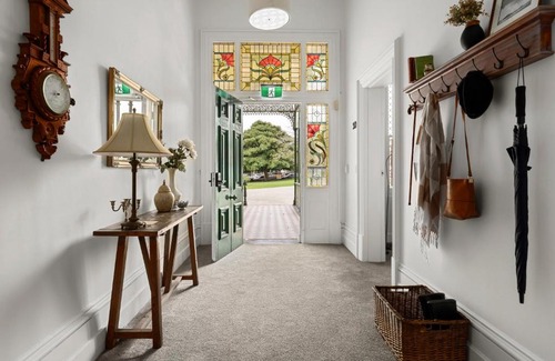 Geelong House | Discover Myers Manor: Family-Friendly Stay in Geelong CBD