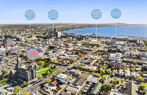 Geelong House | Discover Myers Manor: Family-Friendly Stay in Geelong CBD