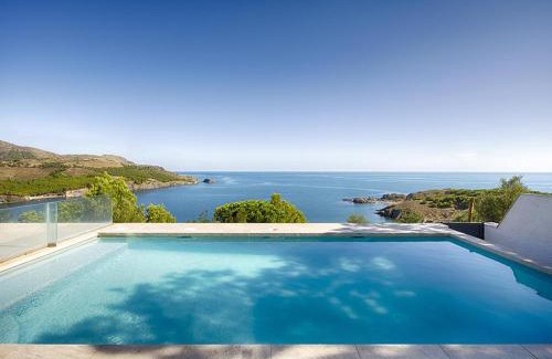 Llanca House | Relaxing Casa con Piscina y Vistas al Mar en Grifeu