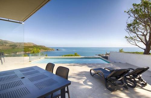 Llanca House | Relaxing Casa con Piscina y Vistas al Mar en Grifeu