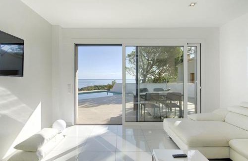 Llanca House | Relaxing Casa con Piscina y Vistas al Mar en Grifeu
