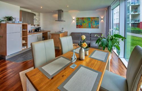 Kropeliner-Tor-Vorstadt Apartment | Top-Rated Wheelchair Accessible Stays at myHarbourfront