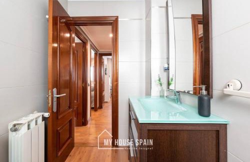 Cimadevilla Apartment | Cozy Cimadevilla Apartment by the Sea, Family-Friendly Stay