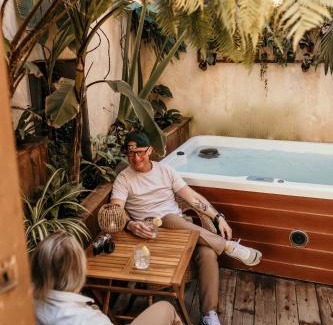 Vauvert Apartment | Relax at myinsolite - Cocon Tropical with Jacuzzi Bliss