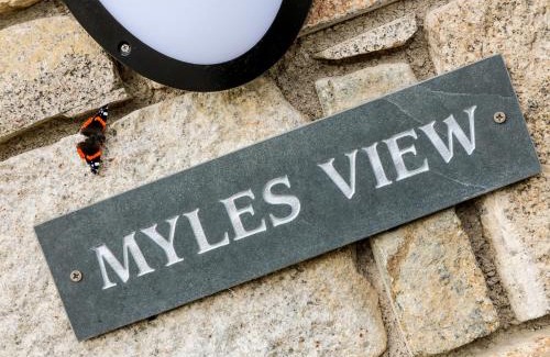 Pendeen House | Experience Myles View: 5-Star Stay with Pet-Friendly Amenities