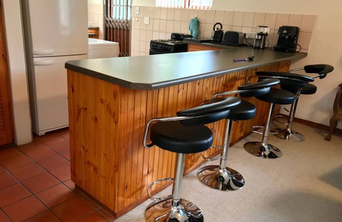 Somerset West Cottage | Myrtle Cottage: Ideal Spot for Sightseeing & Wine Tasting