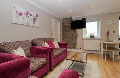 Nantgarw House | Idyllic Myrtle Cottage: 4-Star Family Getaway Awaits