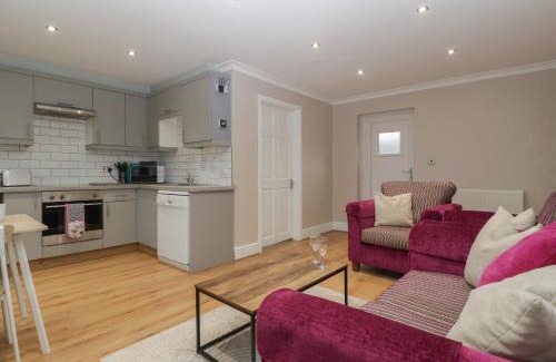 Nantgarw House | Idyllic Myrtle Cottage: 4-Star Family Getaway Awaits