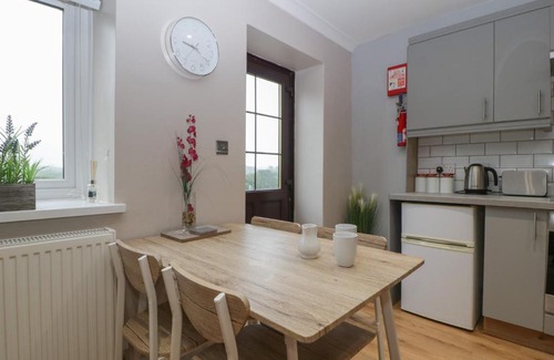 Nantgarw House | Idyllic Myrtle Cottage: 4-Star Family Getaway Awaits
