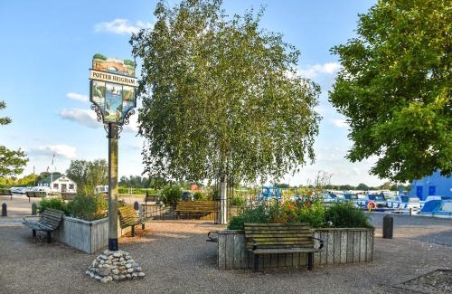 Repps with Bastwick House | Family-Friendly Retreat at Myrtle Cottage with Hot Tub
