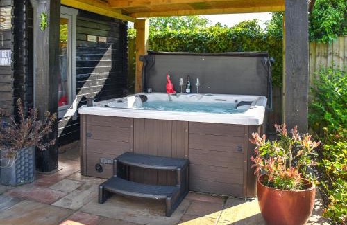 Repps with Bastwick House | Family-Friendly Retreat at Myrtle Cottage with Hot Tub