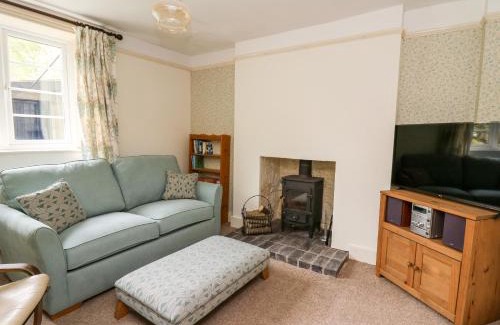 Knighton House | Pet & Child Friendly Retreat at Myrtle Villa - 4 Stars