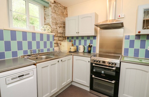 Knighton Cottage | Cozy Myrtle Villa: Pet-Friendly Holiday Cottage in Knighton