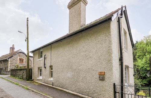 Knighton Cottage | Cozy Myrtle Villa: Pet-Friendly Holiday Cottage in Knighton