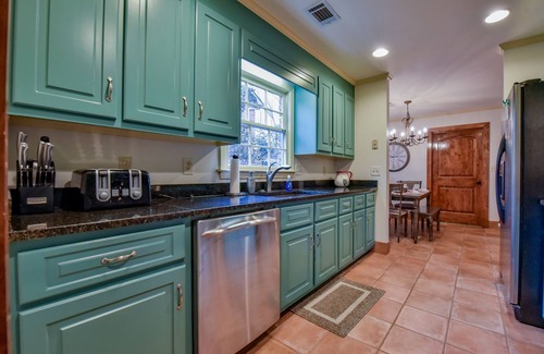 Tuscaloosa House | Book Myrtlewood Cottage: Walk to Stadium, Pet Friendly!