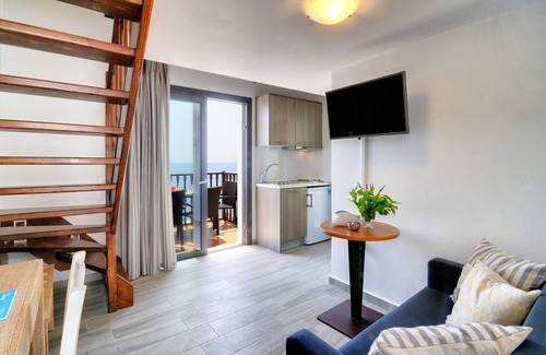 Myrtos Apartment | Seafront Myrtos Mare Suites with Pool and Ocean View