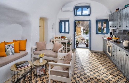 Messaria House | Discover Mystagoge Cave: Pool, Hammam & Guest Rated 10/10