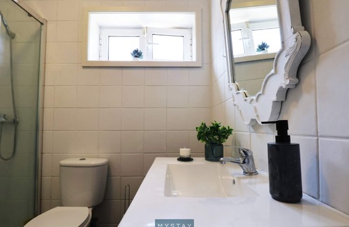 Vilarinha House | Cozy Stay at Lira's Guest House with Breakfast & Kitchen