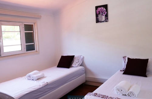 Vilarinha House | Cozy Stay at Lira's Guest House with Breakfast & Kitchen
