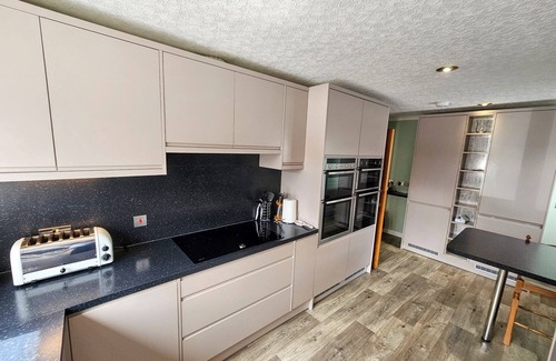 Inverness City Centre Bed & Breakfast | Cozy mySTAYINN Abermar Guest House with Breakfast & Kitchen