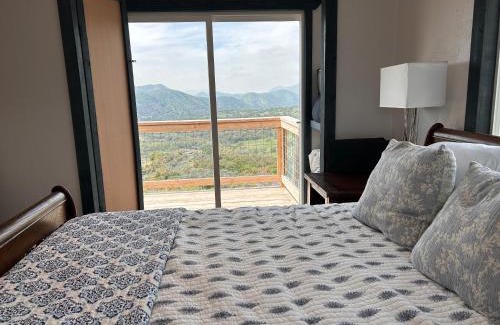 Miramonte House | Cozy Mystic Mountain Retreat: Family & Pet Friendly Escape