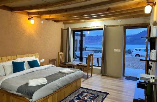 Spangmik Hotel | Inviting Mystic Pangong: Cozy Stay with Restaurant & Breakfast