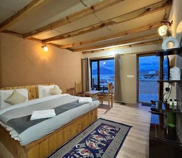 Spangmik Hotel | Inviting Mystic Pangong: Cozy Stay with Restaurant & Breakfast