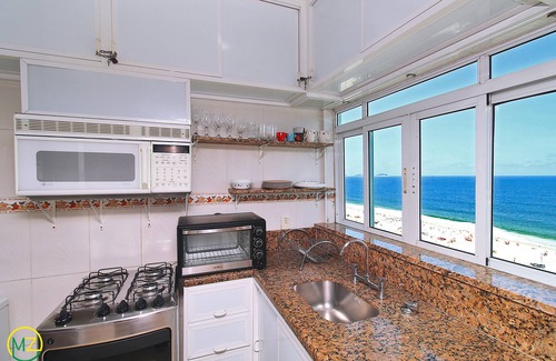 Copacabana Apartment | Pet-Friendly MZ Apartments Ronald with Ocean View & Spa