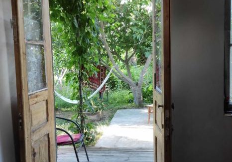 Didi Ateni House | Unwind at Mzia's Garden: 10/10 with Hot Tub & Kitchen