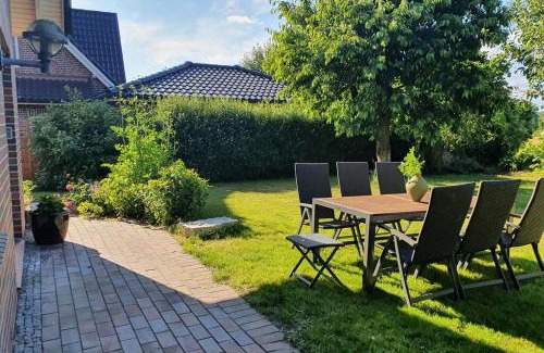 Gronwohld Apartment | Seaside Retreat Near Hamburg: BBQ, Garden & Parking