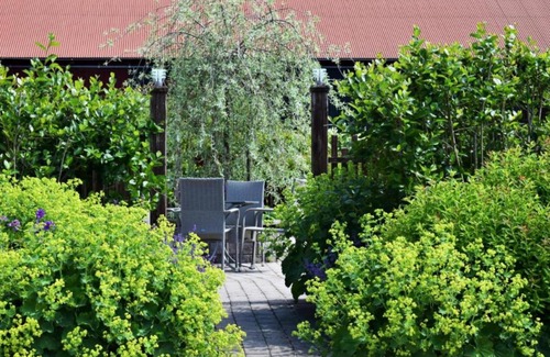 Lidkoping Hotel | Explore Närebo Gårdshotell & Restaurang: Pet-Friendly Retreat