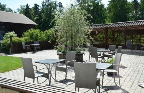 Lidkoping Hotel | Explore Närebo Gårdshotell & Restaurang: Pet-Friendly Retreat