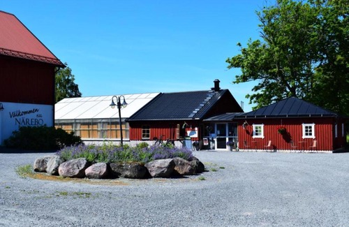 Lidkoping Hotel | Explore Närebo Gårdshotell & Restaurang: Pet-Friendly Retreat