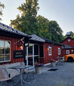 Lidkoping Hotel | Explore Närebo Gårdshotell & Restaurang: Pet-Friendly Retreat