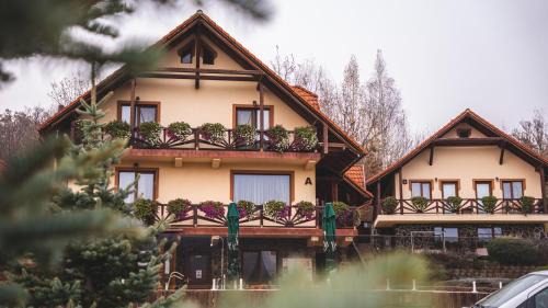 Sovata House | Beautiful Németh Resort: Oceanfront Retreat with Spa Access