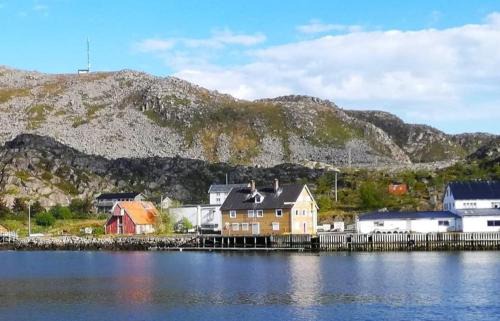 Skrova House | Discover Nøtnes Midnattsol GuestHouse with Kitchen & Breakfast