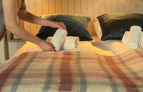 Skrova House | Discover Nøtnes Midnattsol GuestHouse with Kitchen & Breakfast