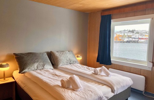 Skrova House | Experience Nøtnes Midnattsol: Pool & Oceanfront Bliss