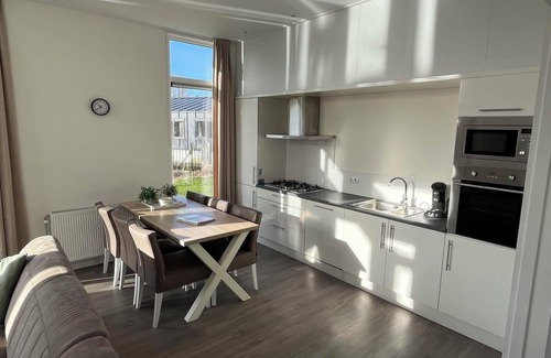 Municipality of Hellevoetsluis House | Cozy 3-Bedroom Chalet with Furnished Garden & Pet-Friendly