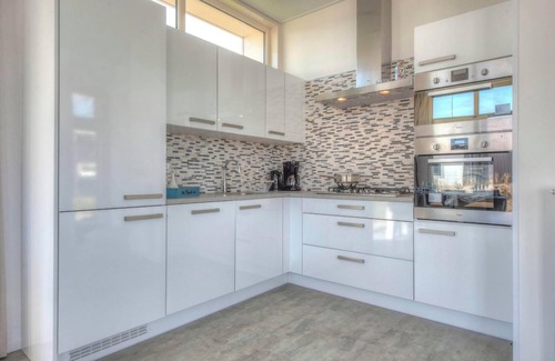 Municipality of Hellevoetsluis House | Cozy 3-Bedroom Chalet with Furnished Garden & Pet-Friendly