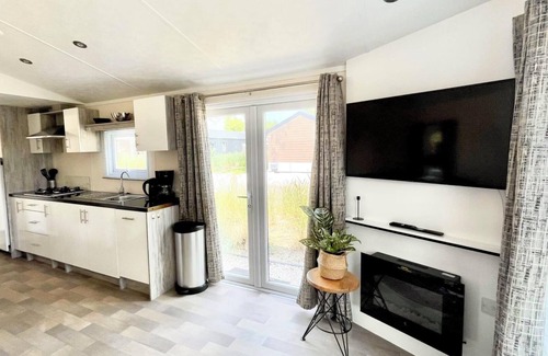 Municipality of Hellevoetsluis Ski Chalet | Cozy 2-Bedroom Chalet - Pet Friendly & Family Ready!