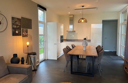 Kaatsheuvel House | Cozy Chalet with 3 Bedrooms and a Pet-Friendly Terrace