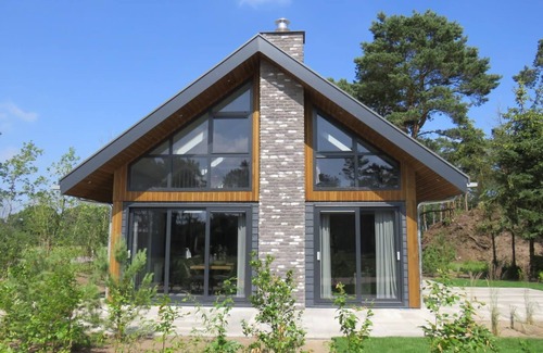 Otterlo House | Family-Friendly Bungalow with 4 Bedrooms and Pet Perks