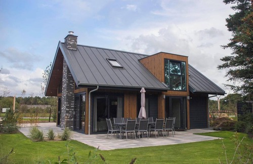 Otterlo House | Family-Friendly Bungalow with 4 Bedrooms and Pet Perks